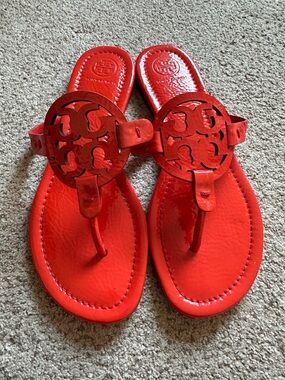 Tory Burch Patent Leather Logo Thong Sandals in Red